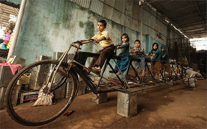 Trẻ em vui đùa trên chiếc xe đạp 8 người ở Braruch, Ấn Độ
