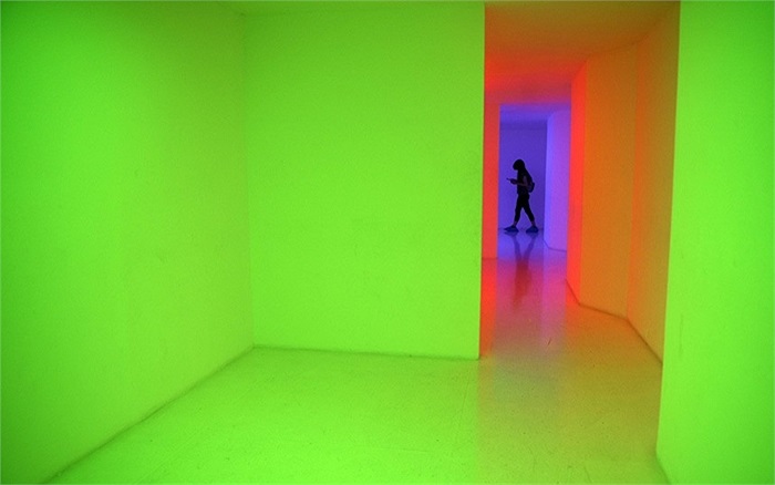 Du khách đi dạo trong một tác phẩm nghệ thuật của nghệ sĩ Carlos Cruz-Diez trong Bảo tàng La Estampa ở Caracas, Venezuela