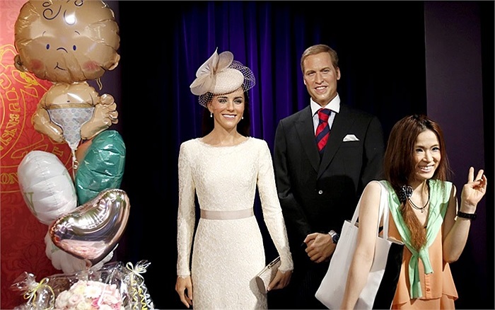 Chụp hình với tượng sáp Công tước và Công nương xứ Cambridge tại Madame Tussauds, Tokyo, Nhật Bản