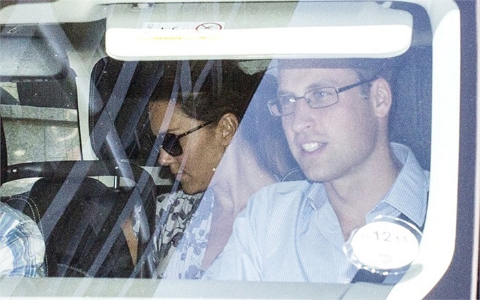 Công tước và Công nương xứ Cambridge quay trở lại Cung điện Keensington cùng với Hoàng tử mới sinh