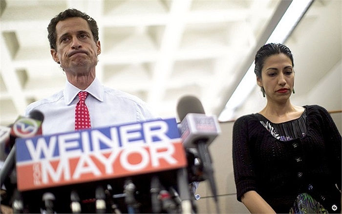 Anthony Weiner, ứng cử viên thị trưởng New York và vợ mình trong một buổi họp báo
