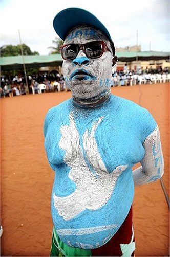 Một người ủng hộ Liên minh cầm quyền của Đảng Cộng hoà tự trang trí tham gia cuộc biểu tình ở Lome, Togo