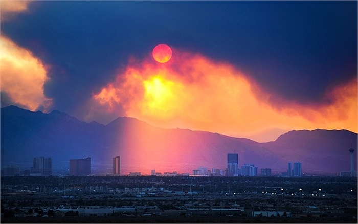 Đường chân trời Las Vegas ngập khói do đám cháy rừng Carpenter 1