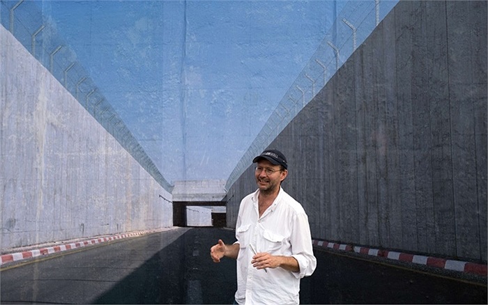 Nhiếp ảnh gia người Đức Kai Wiedenhoefer đứng cạnh một bức vẽ gây ảo giác