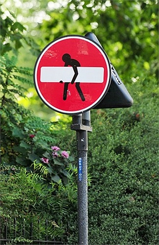 Tấm biển báo được thay đổi ý nghĩa bởi họa sĩ Clet Abraham ở Chelsea, London 