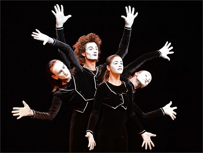 Nghệ sĩ Ukraina biểu diễn trong Liên hoan Nghệ thuật ở Warsaw, Ba Lan 