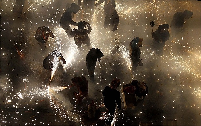 Vui đùa với pháo sáng trong lễ hội hàng năm Corda được tổ chức ở làng Paterna, Valencia, Tây Ban Nha