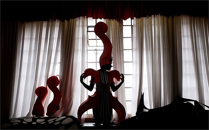 Nghệ sĩ chuẩn bị cho buổi diễu hành trong Carnaval Notting Hill ở Harlesdon, London, Anh