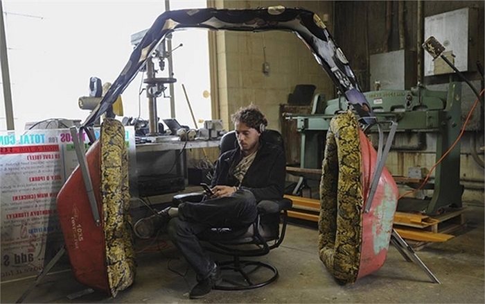 Nhà sáng chế Dallyn Rule bên cạnh chiếc tai nghe lớn nhất thế giới của ông ở Ontario, Canada 