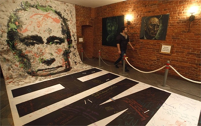 Bức vẽ chân dung ông Putin lớn nhất thế giới của nghệ sĩ Konstantin Altunin trong Bảo tàng Authorities ở St Petersburg, Nga 