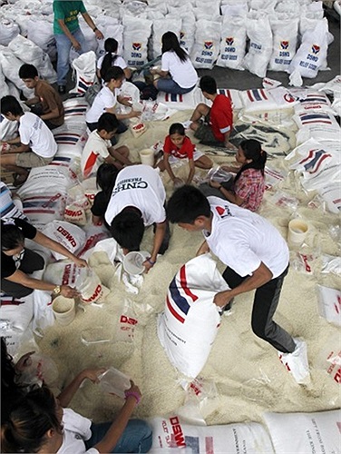 Người dân chuẩn bị thực phấm cứu hộ các khu vực bị lụt tại thành Phố Pasay, phía nam Manila, Philippines 