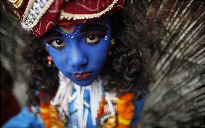 Cậu bé theo đạo Hồi hóa trang thành thần Krishna trong lễ hội Gai Jatra ở Katmandu, Nepal 