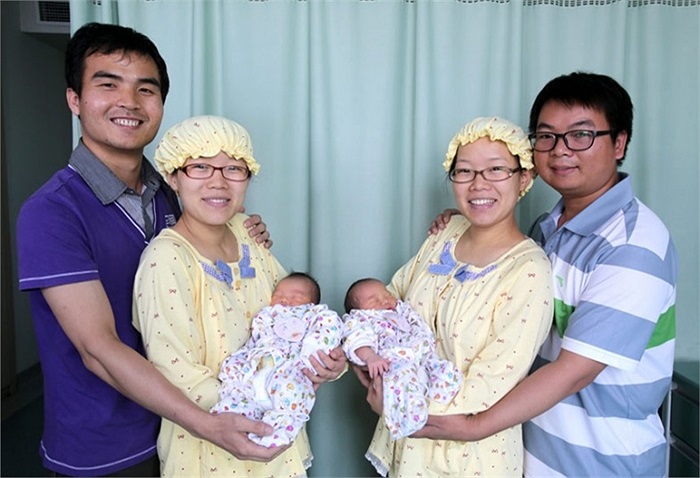Chị em sinh đôi Wang Lan và Wang Lu cùng sinh con trong cùng một ngày