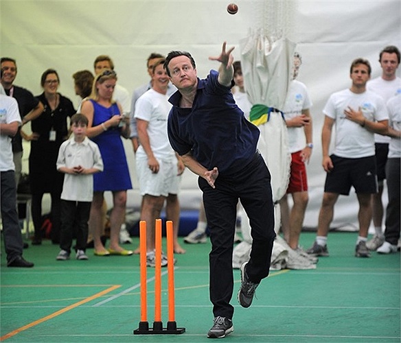 Thủ tướng David Cameron tham gia chơi cricket