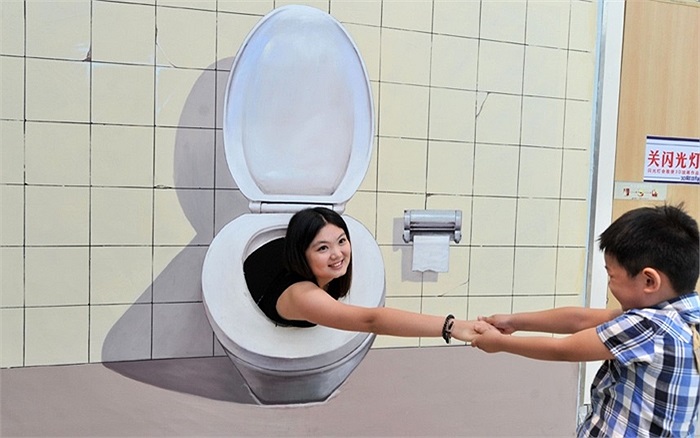 Chụp ảnh với tranh 3D tại một cuộc triển lãm ở Phúc Châu, tỉnh Phúc Kiến, Trung Quốc