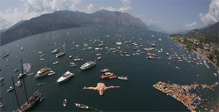 Thợ lặn Mỹ nhảy từ độ cao 27m trong cuộc thi Red Bull Cliff Diving World Series ở Malcesine, Italy