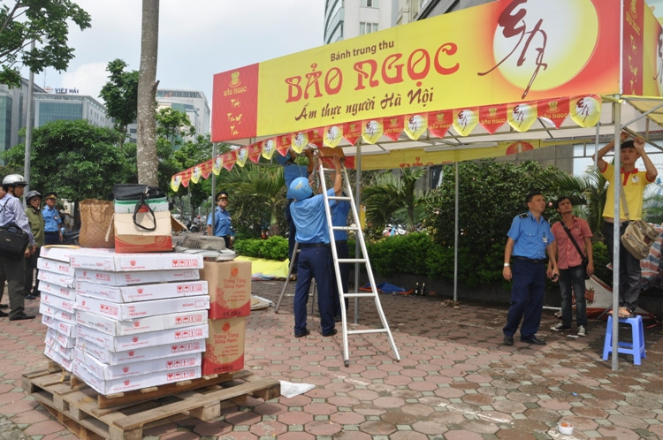 Lực lượng liên ngành cưỡng chế tháo dỡ cửa hàng bánh trung thu vi phạm.