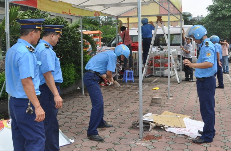 bánh tru thu chiếm vỉa hè