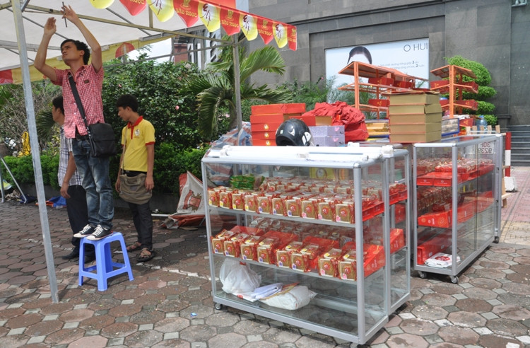 bánh trung thu chiếm vỉa hè
