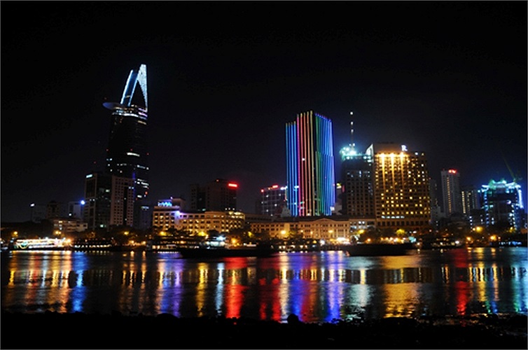 Bờ sông quận 2 tiêu điều, trong khi bên kia lại sôi động với những tòa nhà cao tầng rực rỡ ánh đèn...(Theo VNE)