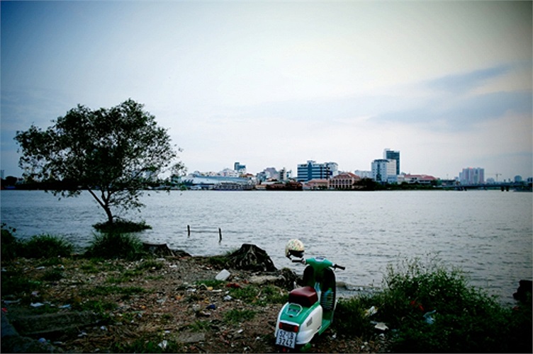 Buổi chiều, nhiều người chạy xe từ bên kia thành phố qua hầm Thủ Thiêm đến đây hóng gió, chụp ảnh. Tuy nhiên, khi thành phố lên đèn, họ lại vội vã rời đi do khu vực này tối và an ninh phức tạp.(Theo VNE)
