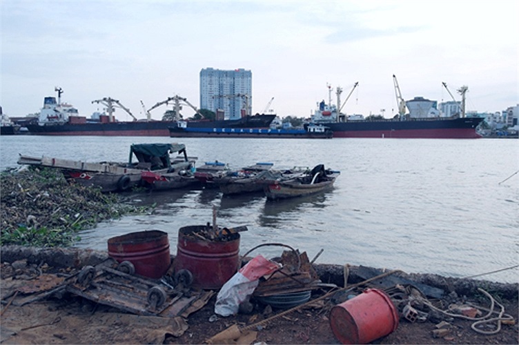 Dọc đoạn sông Sài Gòn từ hầm Thủ Thiêm tới bến phà cũ là cảnh hoang vắng, với những con thuyền của dân chài. Bên kia là cảng Sài Gòn tấp nập tàu thuyền bốc dỡ hàng.(Theo VNE)