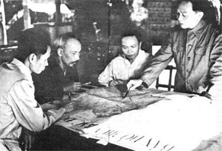 Ngày 6/12/1953, tại Việt Bắc, Chủ tịch Hồ Chí Minh và các đồng chí lãnh đạo Đảng quyết định mở Chiến dịch Điện Biên Phủ. 