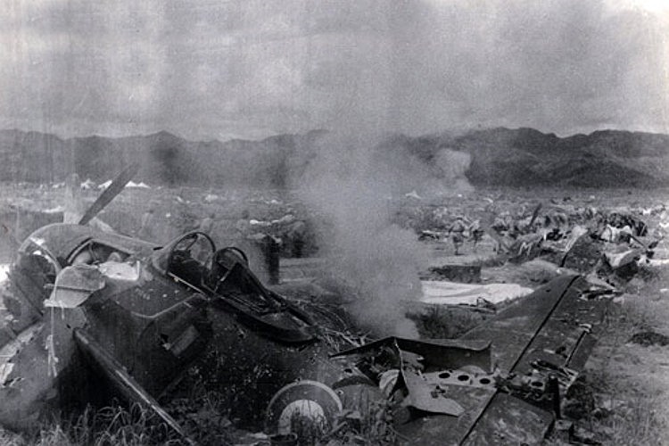 Bộ đội từ sân bay tiến vào trung tâm Mường Thanh tháng 4/1954.