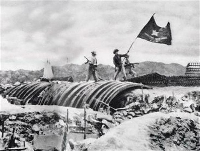 Chiều ngày 7/5/1954, lá cờ Việt Nam tung bay trên nóc hầm tướng Đờ Ca-xtơ-ri đánh dấu mốc son chói lọi của con người, đất nước Việt Nam.