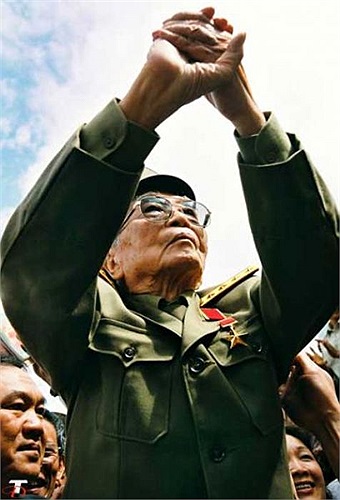 Năm 2004, kỷ niệm 50 năm ngày Chiến thắng lịch sử Điện Biên Phủ, Đại tướng Võ Nguyên Giáp trở về thăm Điện Biên trong sự chào đón nồng hậu của người dân nơi đây đối với một Tổng chỉ huy quân sự tài ba của Việt Nam. 