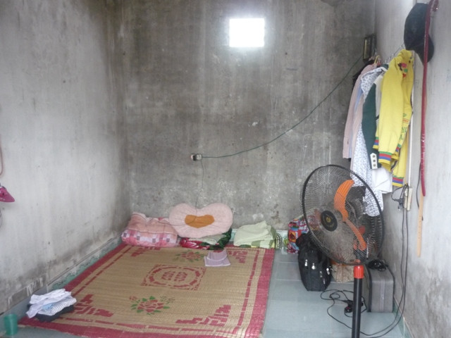 Phòng trọ với ô cửa sổ như cửa sổ của Mỵ trong "Vợ chồng A Phủ"