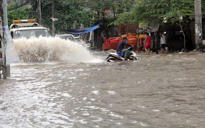 Đến 2h chiều ngày 9/8, đường 70, đoạn trước cửa bệnh viện K đến Viện 103 (Hà Đông, Hà Nội) vẫn chìm trong 'biển nước" 