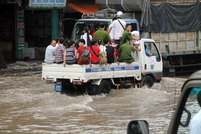 Ảnh: Vượt 'biển nước' miễn phí trên xe cảnh sát