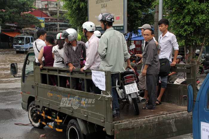 Ảnh: Vượt 'biển nước' miễn phí trên xe cảnh sát