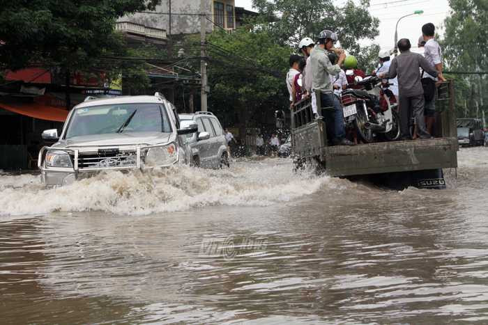 Ảnh: Vượt 'biển nước' miễn phí trên xe cảnh sát