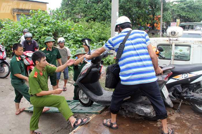 Công an, quân đội cũng được huy động để giúp người dân qua các đoạn đường nguy hiểm 