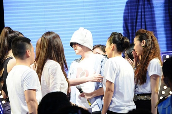 Trên khắp các diễn đàn và trang cá nhân, fan và các nghệ sỹ đã chia buồn và gửi tới Wanbi những lời tưởng nhớ sâu sắc nhất.