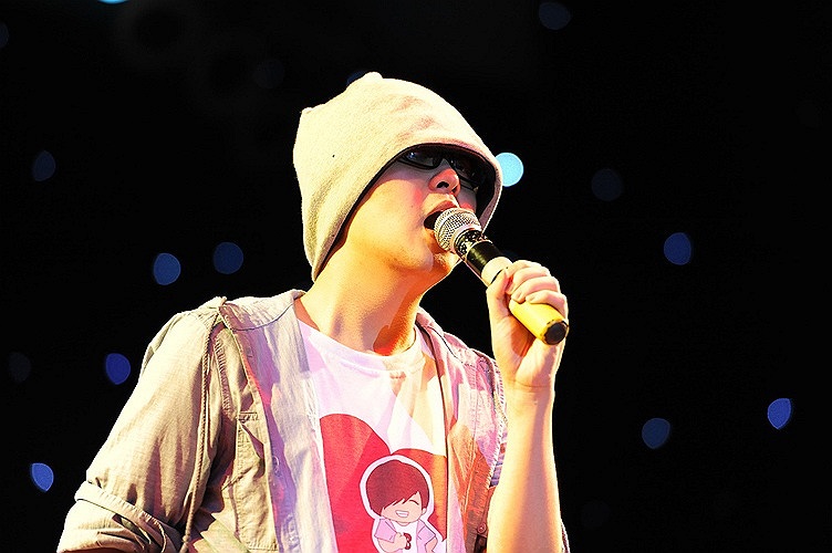 Tất cả nghệ sỹ hai miền Nam - Bắc đã cùng nhau tổ chức 2 đêm nhạc để quyên góp và cũng là ủng hộ Wanbi Tuấn Anh có thêm tinh thần chiến thắng bệnh tật.