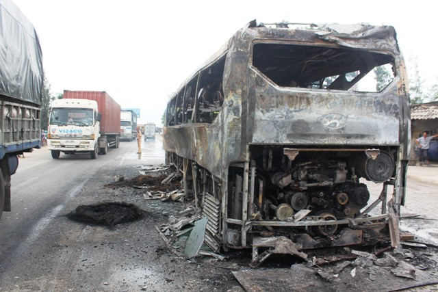 xe khách giường nằm, bốc cháy, hỏa hoạn, gầm máy