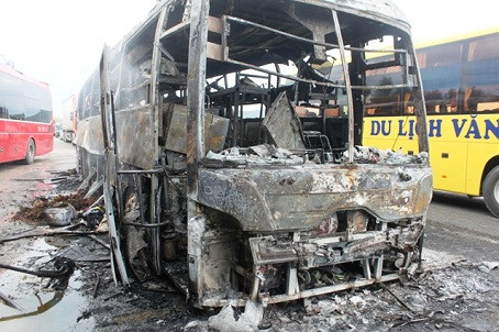 xe khách giường nằm, bốc cháy, hỏa hoạn, gầm máy