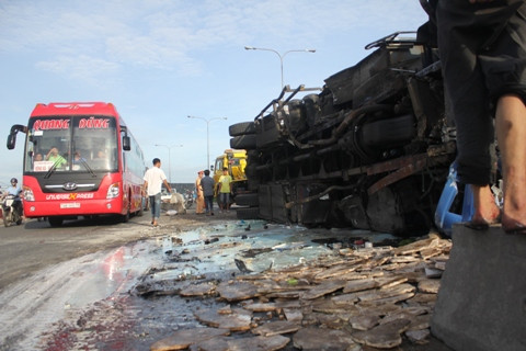 Bình Dương, Quốc lộ 1A, xe tải lật, sơn nước, dầu nhớt