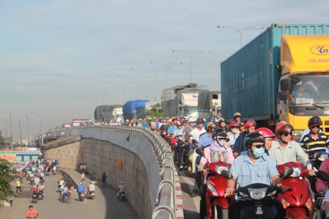 Bình Dương, Quốc lộ 1A, xe tải lật, sơn nước, dầu nhớt