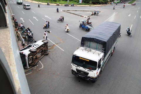 TP.HCM, tai nạn, xe cứu thương, xe tải, hành khách, thoát chết, quốc lộ 1.
