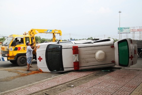 TP.HCM, tai nạn, xe cứu thương, xe tải, hành khách, thoát chết, quốc lộ 1.