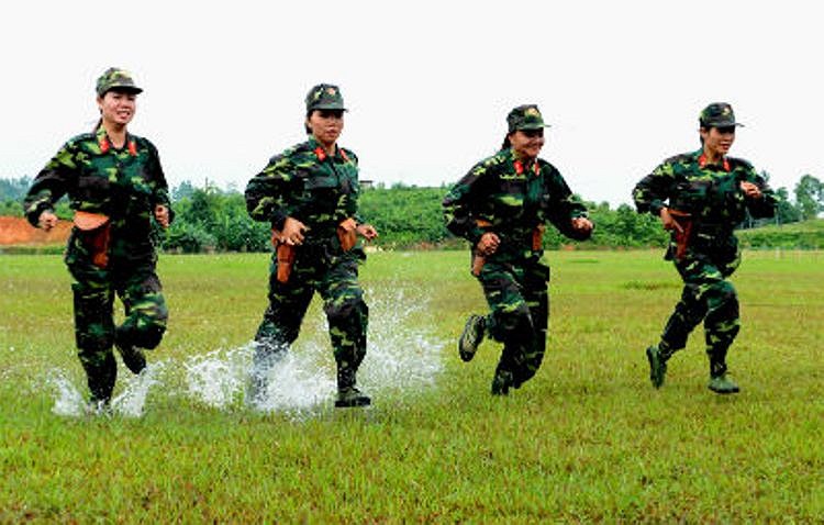 Trận mưa rào vừa tạnh, chị em trong đội tuyển bắn súng ngắn K54, Sư đoàn 316 chuẩn bị tham gia Hội thao TDTT quốc phòng Quân khu 2 đã nhanh chóng ra vị trí luyện tập.