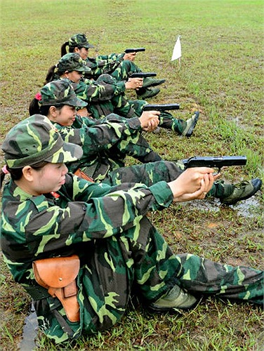 Với phương châm “Vượt nắng, thắng mưa, quyết tâm bắn giỏi”, Trung úy QNCN Nguyễn Thị Hằng, nhân viên thư viện sư đoàn-người có kết quả ổn định nhất trong các lần tập, cho biết: “Chúng em sẽ quyết tâm vượt qua khó khăn, hoàn thành tốt nhiệm vụ…”. 