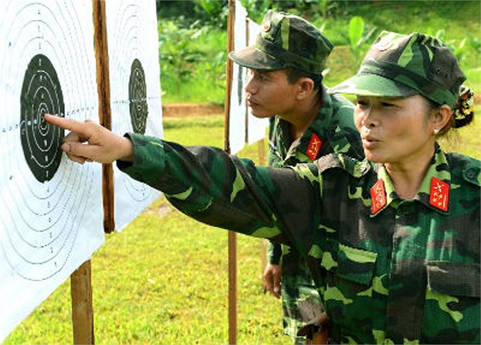 Đại úy QNCN Hoàng Thị Phương Lan vui mừng với kết quả cao.