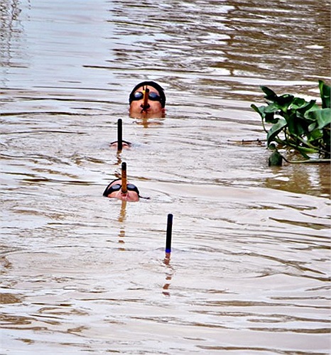 Tổ đặc công nước chuẩn bị tiếp cận mục tiêu.