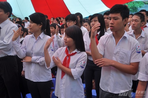 động hát quốc ca bằng tay trong lễ khai giảng