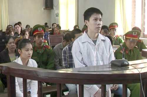 Nga và Nguyễn Trung Hiếu trước vành móng ngựa